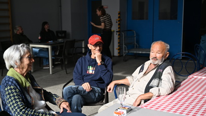 FOTO: Herci se sešli před ateliérem.