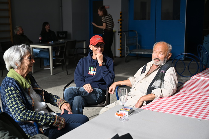 FOTO: Herci se sešli před ateliérem. – stránka 20