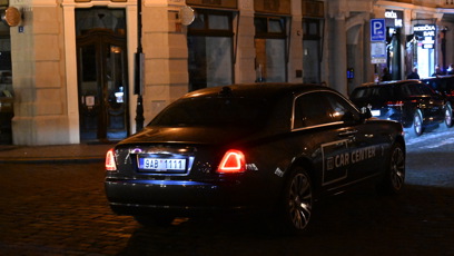 FOTO: Rolls-Royce měl na dveřích výraznou reklamu autopůjčovny.