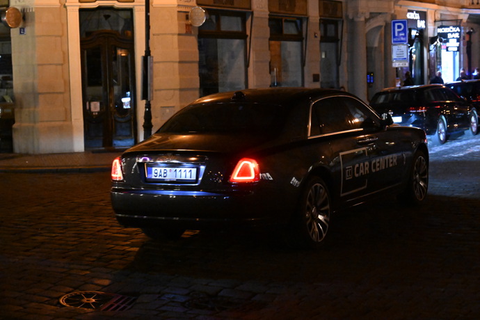 FOTO: Rolls-Royce měl na dveřích výraznou reklamu autopůjčovny. – stránka 22
