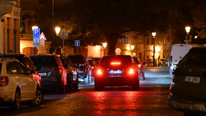 FOTO: Karlos dorazil luxusním vozem do Kozičky.