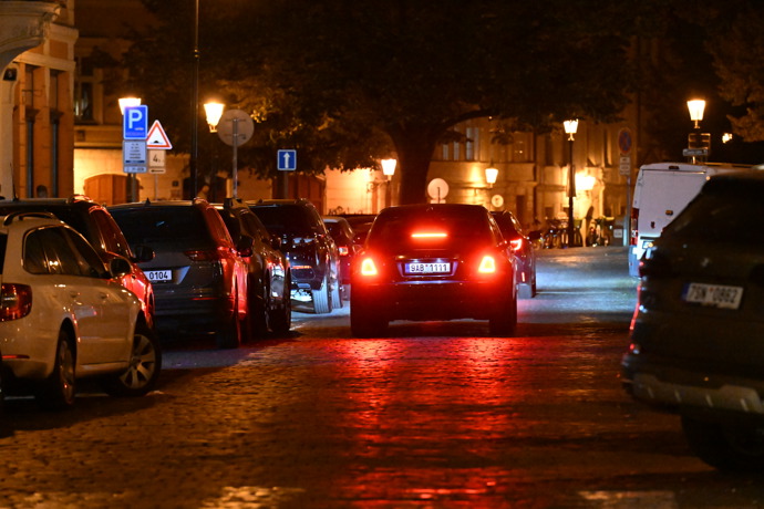 FOTO: Karlos dorazil luxusním vozem do Kozičky. – stránka 21