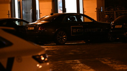 FOTO: Automobil následně poblíž zaparkoval.