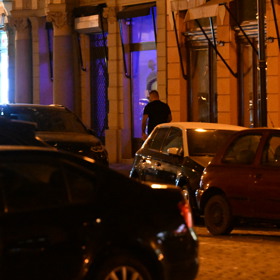 Vémola po příjezdu vystoupil a vydal se směrem ke klubu.