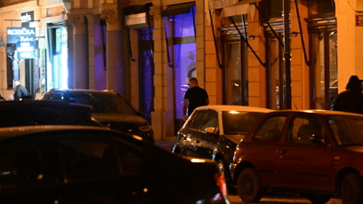 FOTO: Vémola po příjezdu vystoupil a vydal se směrem ke klubu.