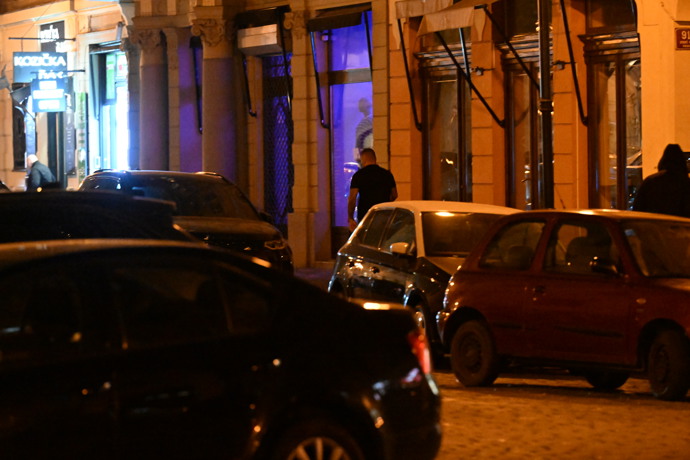 FOTO: Vémola po příjezdu vystoupil a vydal se směrem ke klubu. – stránka 19