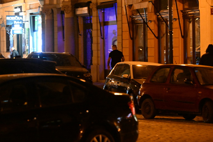 FOTO: Zápasník vyrazil do společnosti, přestože měl ten večer převzít děti. – stránka 18