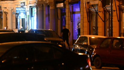 FOTO: Karlos zmizel uvnitř podniku, luxusní vůz zůstal venku.