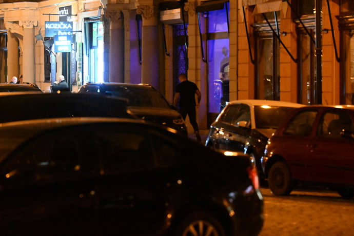 FOTO: Karlos zmizel uvnitř podniku, luxusní vůz zůstal venku. – stránka 16