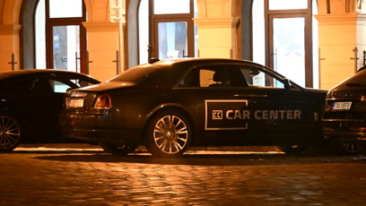FOTO: Nápis na dveřích naznačuje, že mohl mít Rolls-Royce pouze zapůjčený.