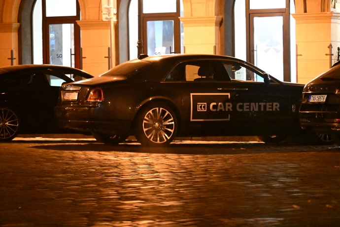 FOTO: Nápis na dveřích naznačuje, že mohl mít Rolls-Royce pouze zapůjčený. – stránka 15