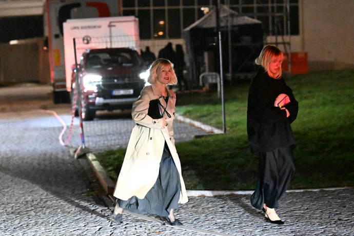 FOTO: Mariana Prachařová odcházela po boku maminky Dany Batulkové. – stránka 126