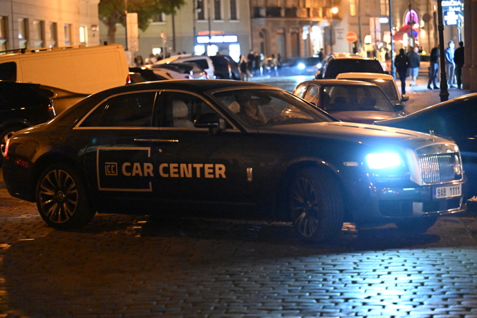 FOTO: Luxusní automobil následně z místa odjel bez slavného zápasníka. – stránka 11