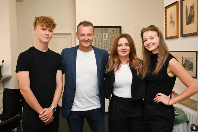 FOTO: Pavel Královec s manželou, dcerou i synem. – stránka 17