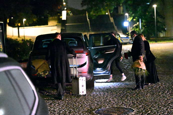 FOTO: Prachař a Sandeva společně odjeli Land Roverem. – stránka 124