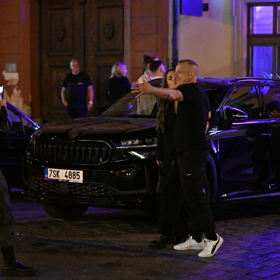 Martin Kocián se s fanynkami ochotně bavil i dlouho po skončení koncertu.