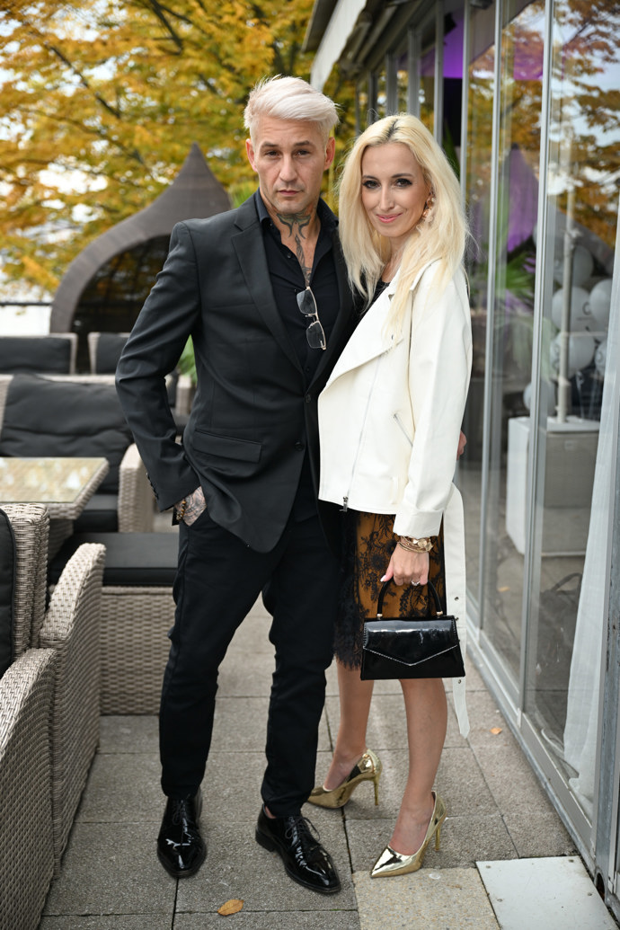 FOTO: Sámer Issa přišel po boku své partnerky Lucy Junk. – stránka 4