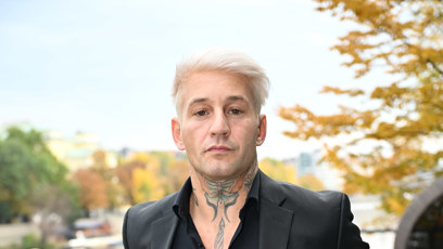 FOTO: Zpěvák Sámer Issa vypadá ve formálním oblečení skvěle.