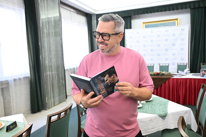 FOTO: Pavel Horváth si společnost svých přátel a bývalých kolegů užíval. – stránka 17