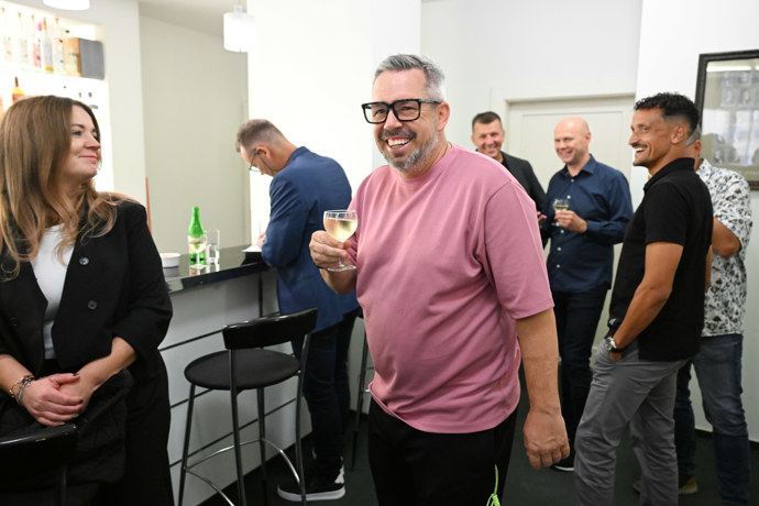 FOTO: Pavel Horváth se skleničkou. – stránka 14
