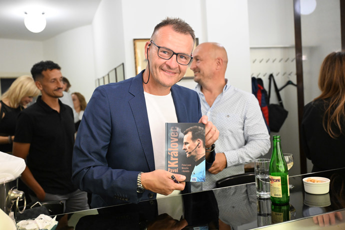 FOTO: Pavel Královec pokřtil svou novou knihu. – stránka 8