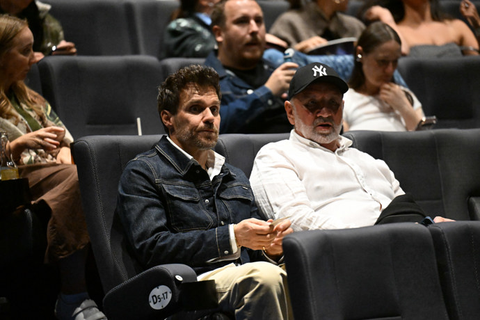 FOTO: Mareš se usadil mezi ostatními hosty. – stránka 5
