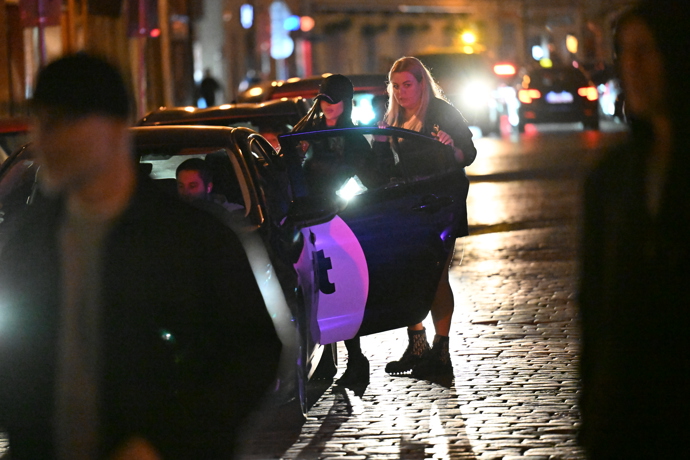 FOTO: Po skončení afterparty ženy zamířily k přistavenému vozu. – stránka 1