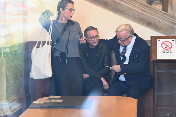 FOTO: Společně zkoumali program. – stránka 96