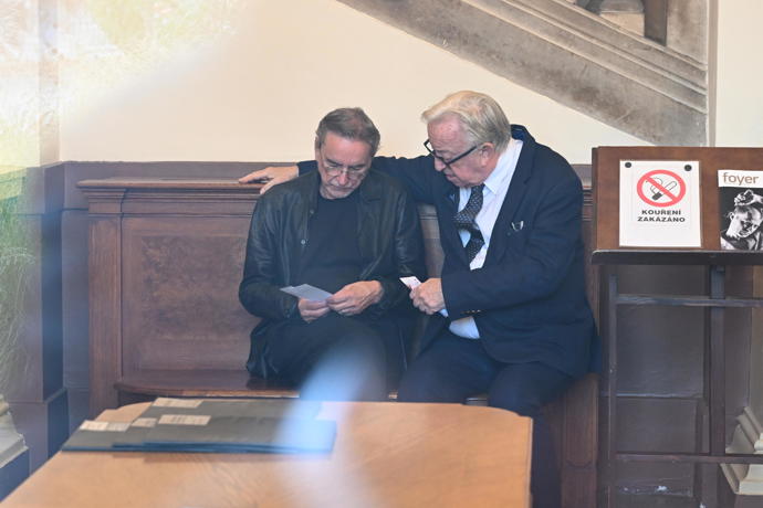 FOTO: Legendární choreograf Jiří Kylián dorazil na Ceny Thálie v kožené bundě a hned se dal do řeči s Jiřím Lábusem.