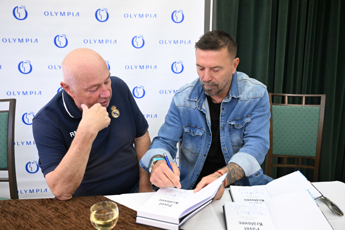 FOTO: Tomáš Řepka pár knih také podepsal. – stránka 15