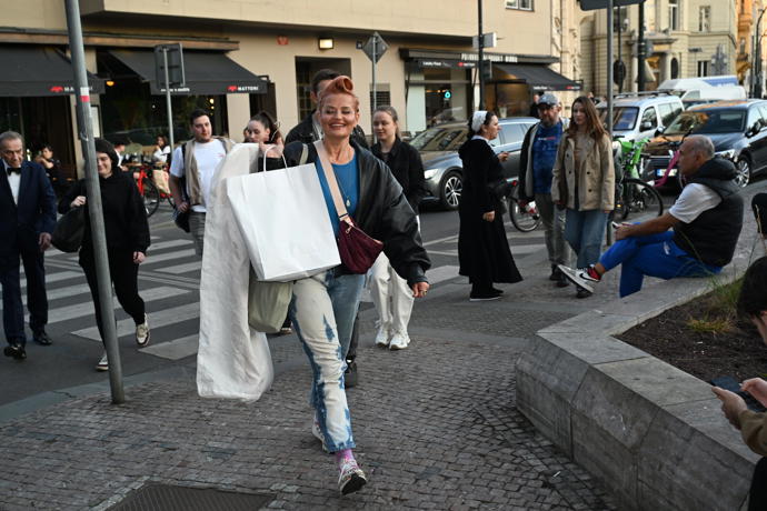 FOTO: Erika Stárková přichází na Thalie. – stránka 82