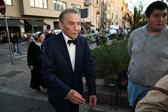 FOTO: František Němec se snažil vyhnout davům. – stránka 59