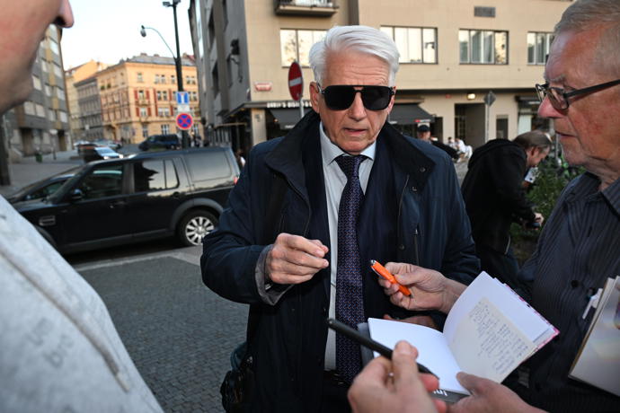 FOTO: Herec Emil Horváth dorazil ve stylových brýlích.