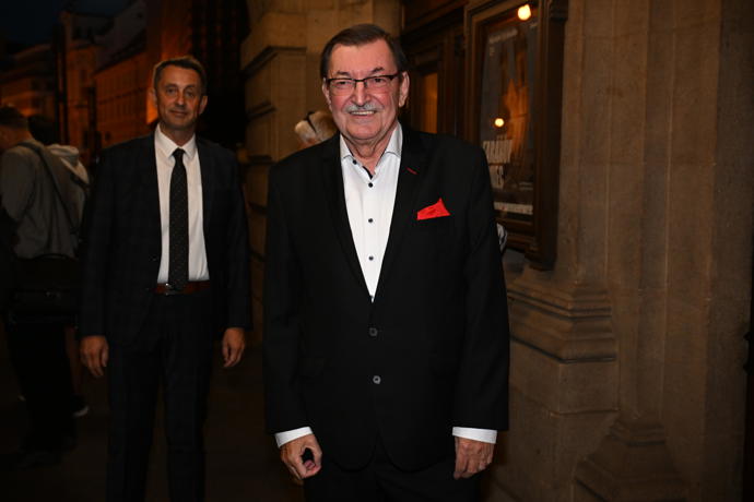 FOTO: Zdeněk Barták vsadil na detail a svůj oblek oživil červeným kapesníčkem. – stránka 1