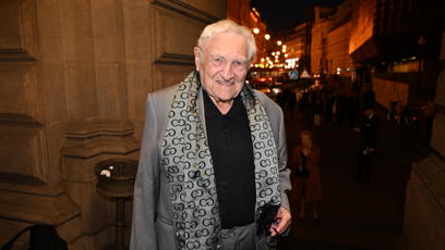 FOTO: Antonín Hardt vsadil na nápaditý detail a svůj outfit doplnil luxusní šálou.