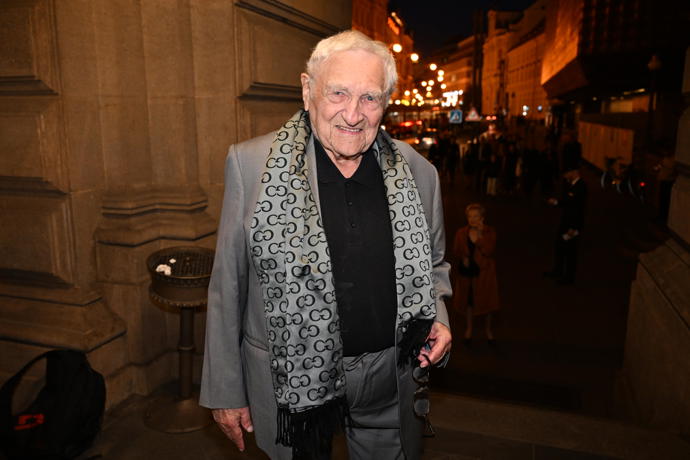 FOTO: Antonín Hardt vsadil na nápaditý detail a svůj outfit doplnil luxusní šálou. – stránka 2