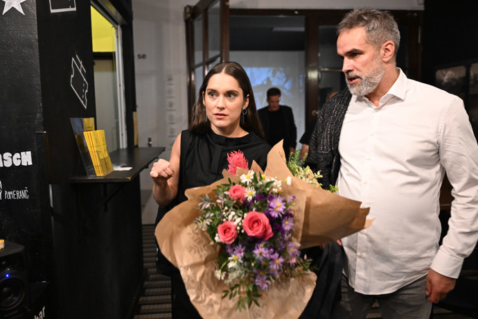 FOTO: Judit Pecháček dostala krásnou kytici.