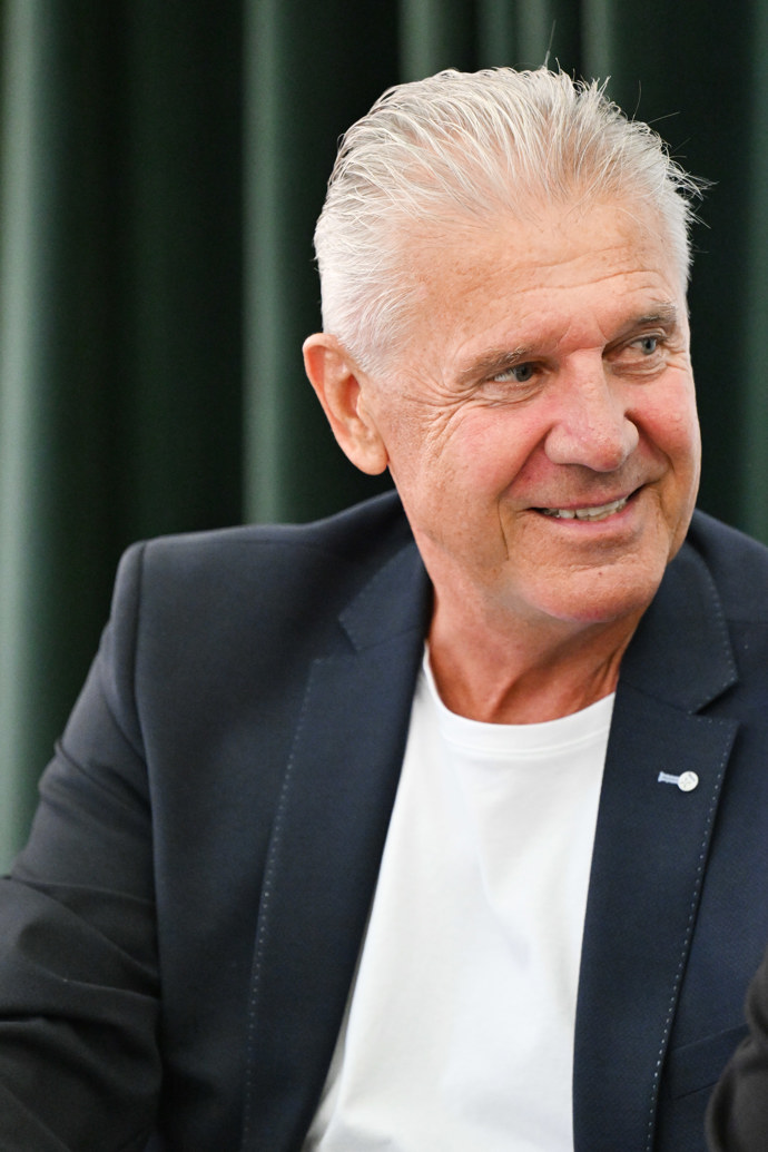 FOTO: Jozef Chovanec si společnost svých bývalých "kolegů" užíval. – stránka 4