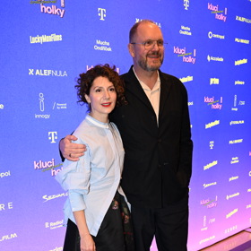 Ve filmu pod taktovkou Davida Ondříčka si zahrála i jeho manželka Martha Issová.