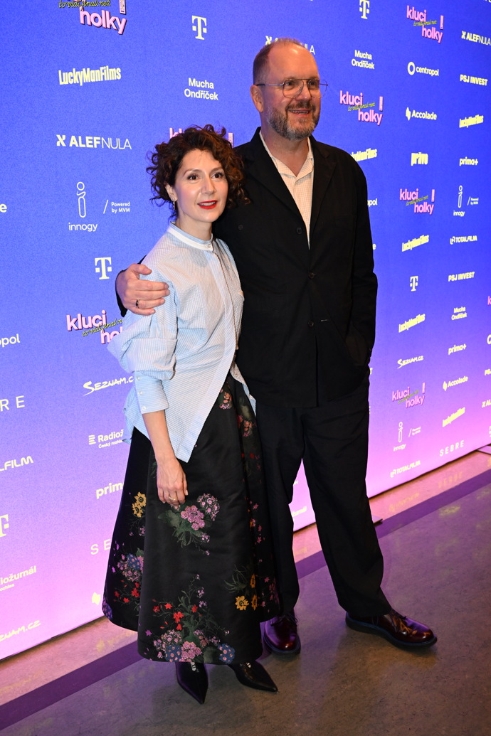 FOTO: Ve filmu pod taktovkou Davida Ondříčka si zahrála i jeho manželka Martha Issová, která na premiéře chybět nemohla. – stránka 1