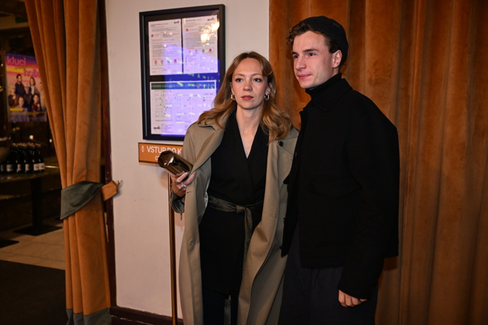 FOTO: Na novinářskou projekci dorazil také vítěz StarDance Oskar Hes, kterého doprovázela jeho partnerka Dorota Suchá. – stránka 3
