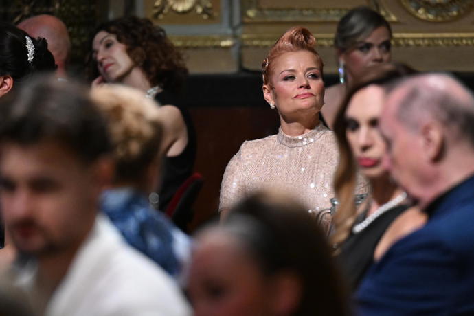 FOTO: Erika Stárková v davu. – stránka 29