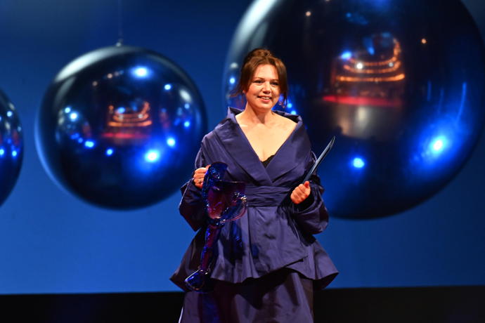 FOTO: Lucie Žáčková sladila barvu šatů do barev ceny. – stránka 10