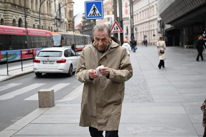 FOTO: František Němec přišel dát poslední sbohem Jiřímu Štěpničkovi. – stránka 121
