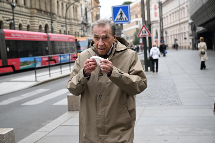 FOTO: František Němec přišel dát poslední sbohem Jiřímu Štěpničkovi. – stránka 111