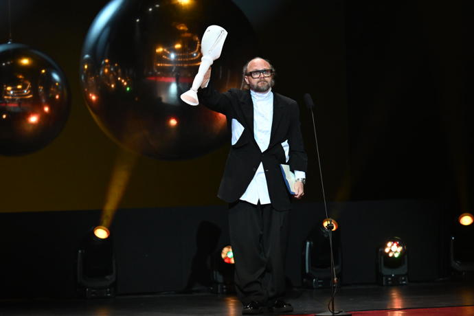 FOTO: Rostislav Novák mladší vyměnil klasiku za styl a místo košile oblékl bílý rolák. – stránka 5