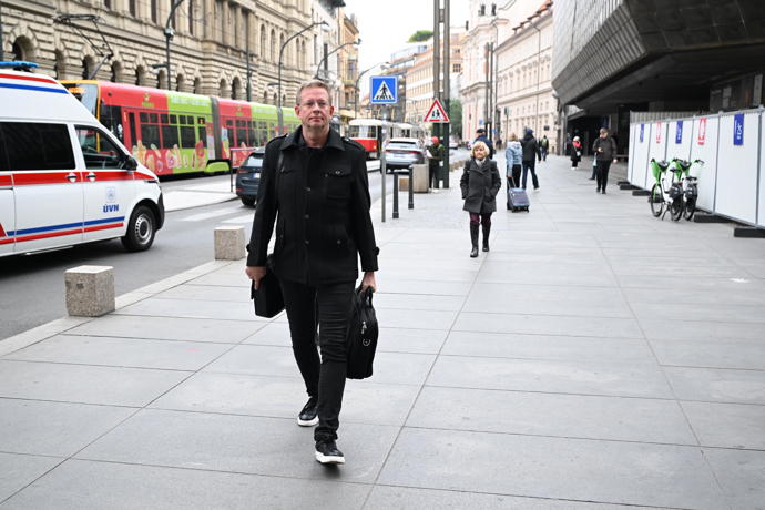 FOTO: Aleš Cibulka přišel dát poslední sbohem Jiřímu Štěpničkovi. – stránka 119