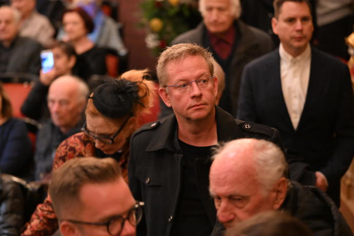 FOTO: Aleš Cibulka na pohřbu Jiřího Štěpničky. – stránka 86