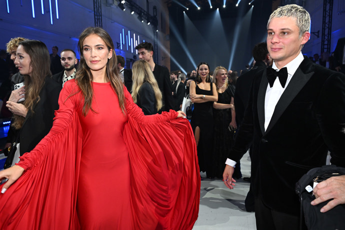 FOTO: Modelka předvedla nápadné rukávy svých rudých šatů. – stránka 6