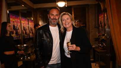 FOTO: Ani fotbalista Patrik Berger si událost nenechal ujít a v dobré náladě dorazil po boku manželky.
